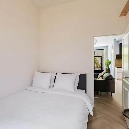 Stylish Next To The Amstel River- Unit D 아파트